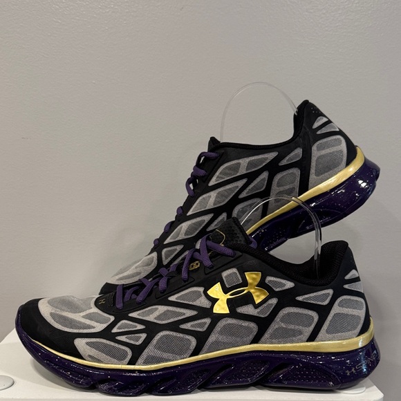 Under Armour Men’s Spine Black and Gold Athletic Shoes SZ 11 - Picture 1 of 6